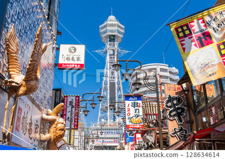 大阪府：新世界的街道，俯瞰通天閣 128634614