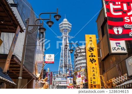 大阪府：新世界的街道，俯瞰通天閣 128634615