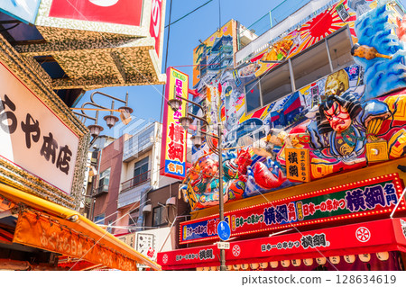 大阪府：新世界的街道，俯瞰通天閣 128634619