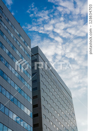 矗立在天空中的辦公大樓，延伸至藍天的摩天大樓 128634703