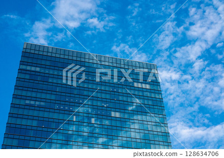 Office buildings that stand out against the sky, skyscrapers stretching out into the blue sky 128634706