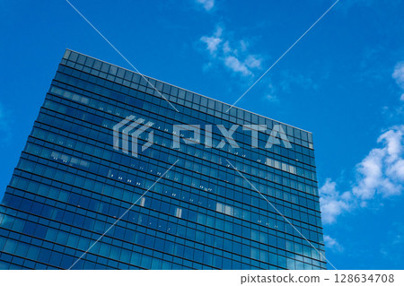 Office buildings that stand out against the sky, skyscrapers stretching out into the blue sky 128634708