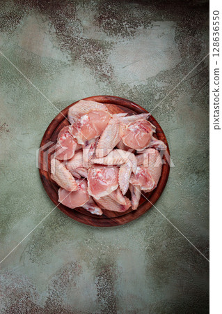 Raw chicken wings, on a wooden board, top view, no people, 128636550