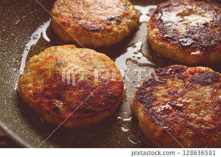 fried chicken cutlets, with vegetables, in a frying pan, homemade, no people, fried chicken cutlets, with vegetables, in a frying pan, homemade, no people, 128636581