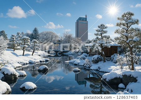 從白雪皚皚的臨江閣花園眺望群馬縣廳 128637403