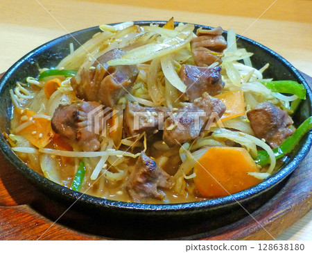 A photo of stir-fried gizzards with vegetables served at an izakaya 128638180