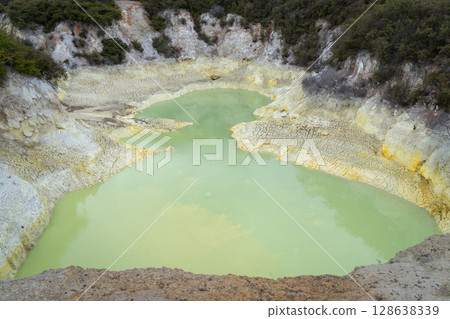 Geothermal landscape with green sulphur lake, Rotorua, New Zealand 128638339