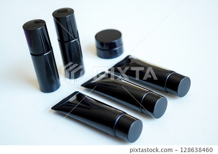 白色背景的優雅黑色化妝品樣品 白色背景的優雅黑色化妝品樣品 128638460