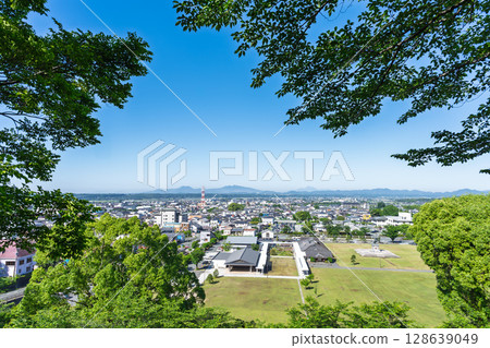 以初夏的藍天和連峰為背景的菊池市景和溫泉街景（菊池市）（菊地公園） 128639049