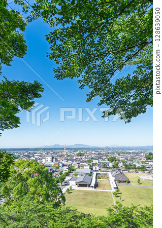 以初夏的藍天和連峰為背景的菊池市景和溫泉街景（菊池市）（菊地公園） 128639050
