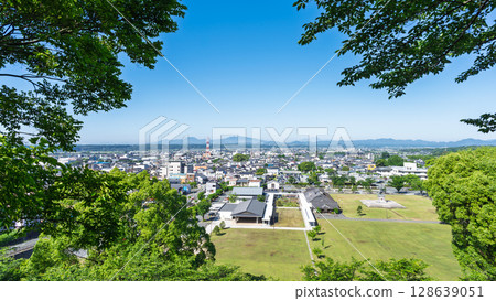 以初夏的藍天和連峰為背景的菊池市景和溫泉街景（菊池市）（菊地公園） 128639051