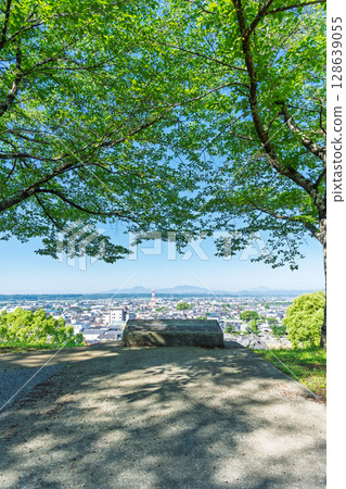 The cityscape and hot spring town spot Kikuchi cityscape with the early summer blue sky and mountain range in the background (Kikuchi City) (Kikuchi Park) 128639055