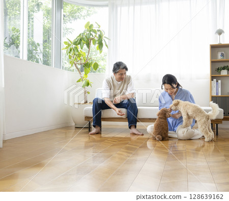 一對 50 多歲的夫婦和他們的狗:與狗一起生活的圖片 一對 50 多歲的夫婦和他們的狗:與狗一起生活的圖片 128639162