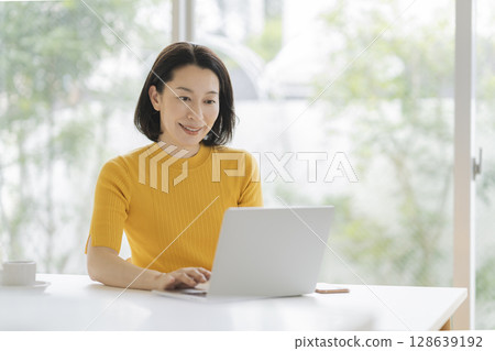 一位 50 多歲的女性正面對著筆記型電腦 128639192