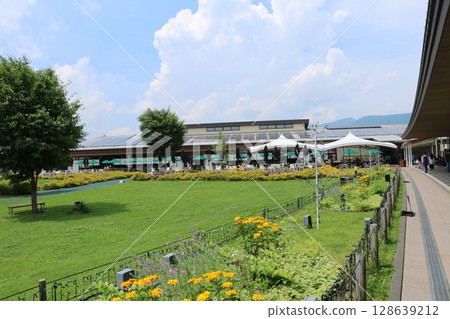 綠蔭環繞的輕井澤王子購物廣場 128639212