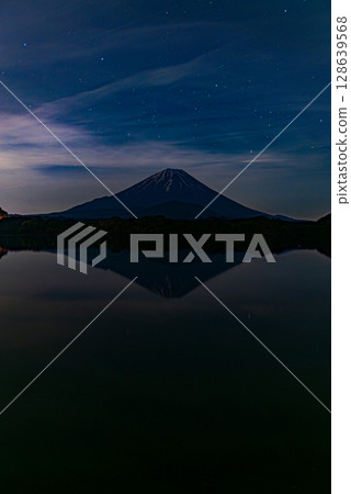 從精進湖眺望富士山與星空 從精進湖眺望富士山與星空 128639568