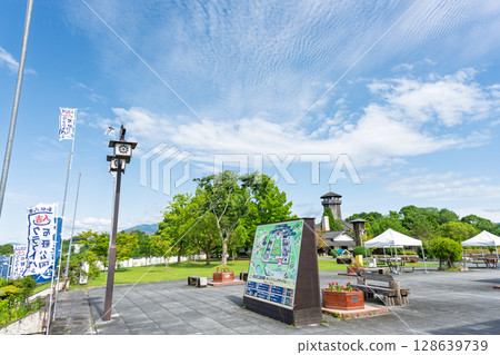 A roadside station spot that stands out against the blue sky. Pleasure spot facility "Roadside Station / Hitoyoshi Craft Park Ishino Park Hitoyoshi" 128639739