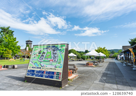 在藍天映襯下格外醒目的路邊小站。休閒設施“路邊小站/人吉工藝公園石野公園人吉” 128639740