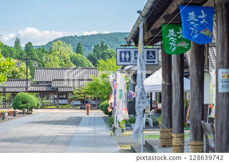 在藍天映襯下格外醒目的路邊小站。休閒設施“路邊小站/人吉工藝公園石野公園人吉” 在藍天映襯下格外醒目的路邊小站。休閒設施“路邊小站/人吉工藝公園石野公園人吉” 128639742