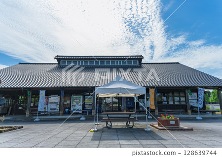 A roadside station spot that stands out against the blue sky. Pleasure spot facility "Roadside Station / Hitoyoshi Craft Park Ishino Park Hitoyoshi" 128639744