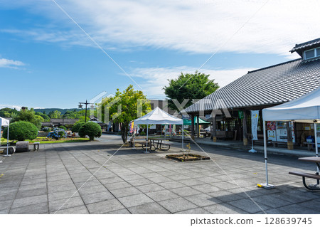在藍天映襯下格外醒目的路邊小站。休閒設施“路邊小站/人吉工藝公園石野公園人吉” 128639745