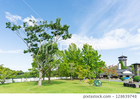 A roadside station spot that stands out against the blue sky. Pleasure spot facility "Roadside Station / Hitoyoshi Craft Park Ishino Park Hitoyoshi" 128639748