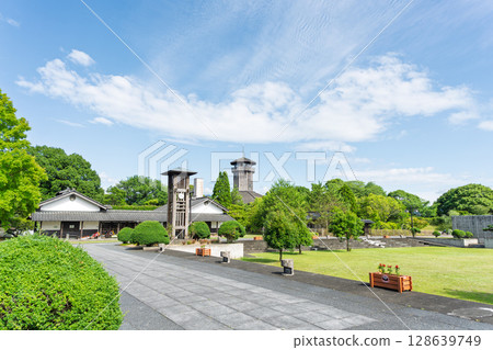 在藍天映襯下格外醒目的路邊小站。休閒設施“路邊小站/人吉工藝公園石野公園人吉” 在藍天映襯下格外醒目的路邊小站。休閒設施“路邊小站/人吉工藝公園石野公園人吉” 128639749