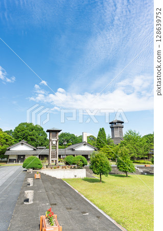 在藍天映襯下格外醒目的路邊小站。休閒設施“路邊小站/人吉工藝公園石野公園人吉” 128639752