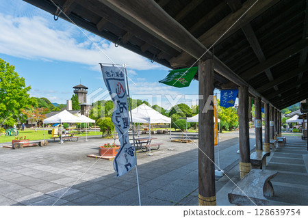 在藍天映襯下格外醒目的路邊小站。休閒設施“路邊小站/人吉工藝公園石野公園人吉” 在藍天映襯下格外醒目的路邊小站。休閒設施“路邊小站/人吉工藝公園石野公園人吉” 128639754