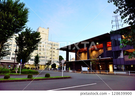 Akishima City: Quiet Higashinakagami Station before the first train 128639900