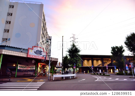 秋島市：首班列車前安靜的東中上站 128639931