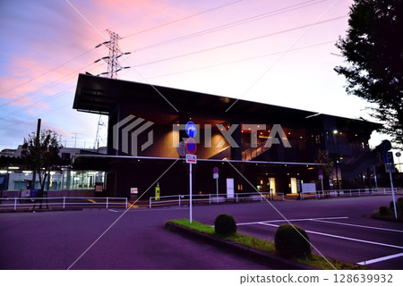 秋島市：首班列車前安靜的東中上站 128639932