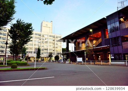 Akishima City: Quiet Higashinakagami Station before the first train Akishima City: Quiet Higashinakagami Station before the first train 128639934