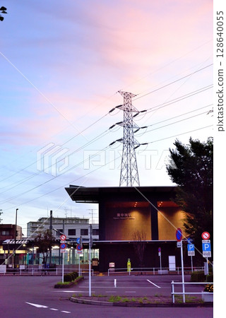 Akishima City: Quiet Higashinakagami Station before the first train 128640055