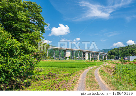 The viaduct of the Kosei Line passing through the rural areas of Nishiasai Town, Nagahama City, Shiga Prefecture 128640159