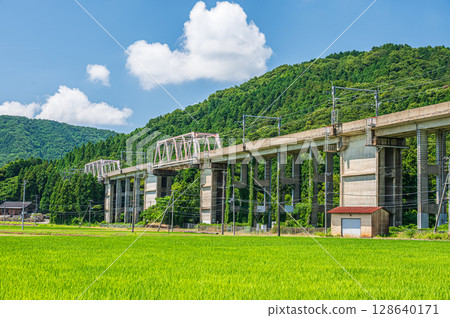 The viaduct of the Kosei Line passing through the rural areas of Nishiasai Town, Nagahama City, Shiga Prefecture The viaduct of the Kosei Line passing through the rural areas of Nishiasai Town, Nagahama City, Shiga Prefecture 128640171