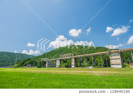 穿過滋賀縣長濱市西亞西町鄉村的湖西線高架橋 128640180