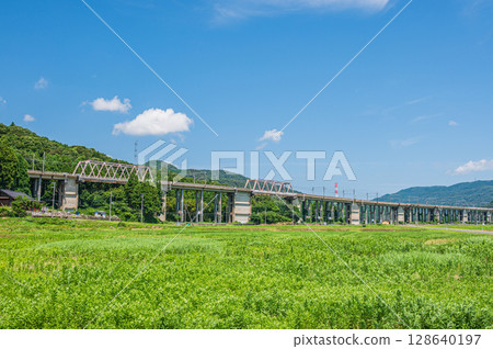 The viaduct of the Kosei Line passing through the rural areas of Nishiasai Town, Nagahama City, Shiga Prefecture 128640197
