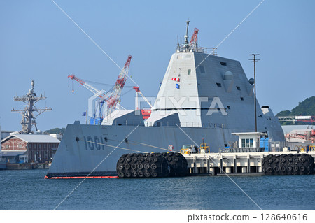 邁克爾·蒙蘇爾 (Michael Monsoor) 停靠橫須賀港 128640616