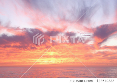 雲彩漂浮在日出的天空中 128640882