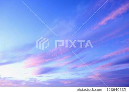 雲彩漂浮在日出的天空中 128640885
