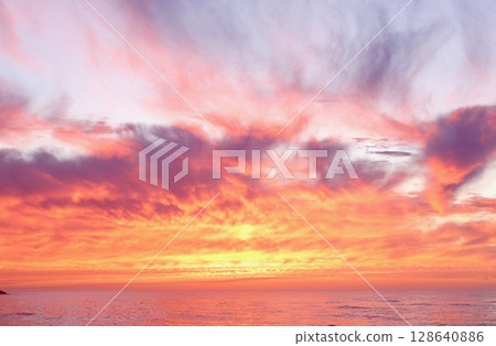 雲彩漂浮在日出的天空中 128640886