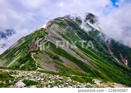 通往北阿爾卑斯山白馬山的山脊 128640967