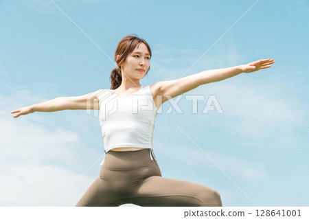 年輕的亞洲女性在公園做瑜珈、瑜珈、皮拉提斯、在森林/公園伸展運動 128641001