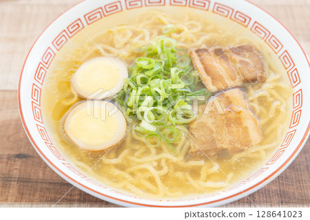 Salt ramen topped with delicious boiled egg and roasted pork 128641023