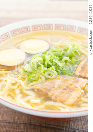 Salt ramen topped with delicious boiled egg and roasted pork 128641025