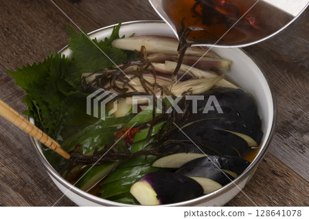 The process of making lightly pickled summer vegetables 128641078