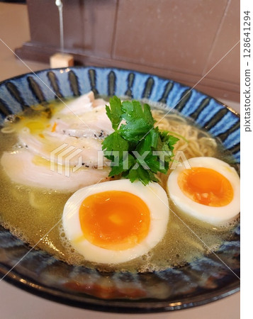 ramen  128641294