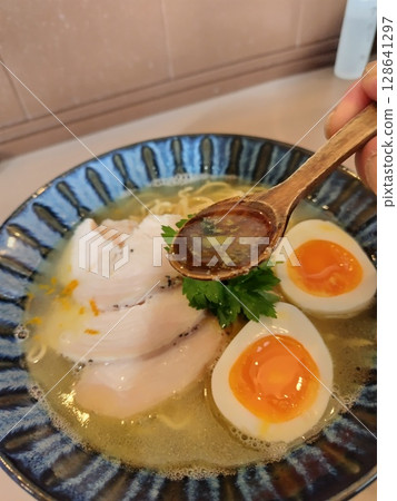 拉麵 128641297