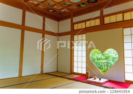 Flowers decorated in a Japanese-style room 128641954
